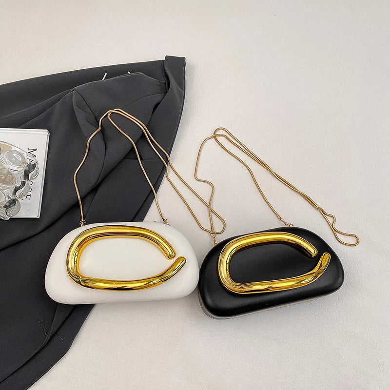 Pochette de soirée femme arrondie, chaîne dorée amovible