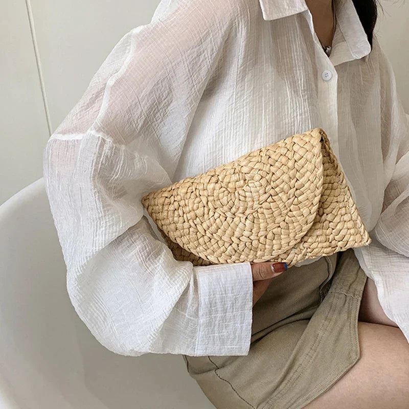 Pochette en paille tressée femme, rabat aimanté, huit coloris