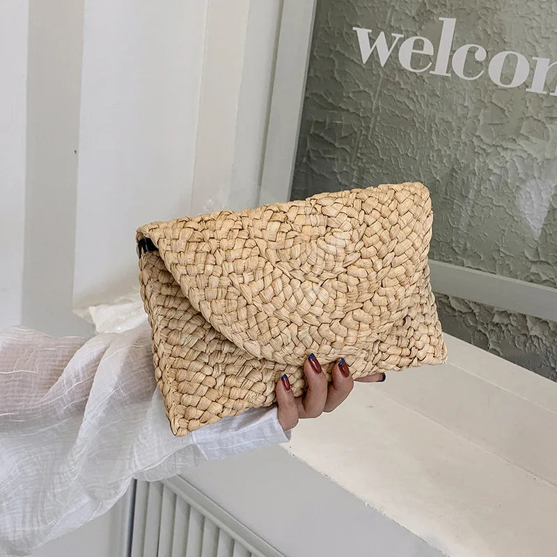 Pochette en paille tressée femme, rabat aimanté, huit coloris, beige