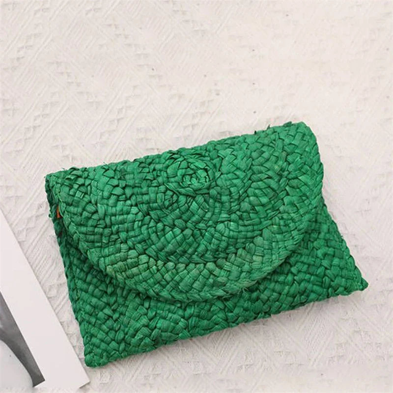 Pochette en paille tressée femme, rabat aimanté, huit coloris, vert