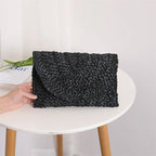 Pochette en paille tressée femme, rabat aimanté, huit coloris, noir