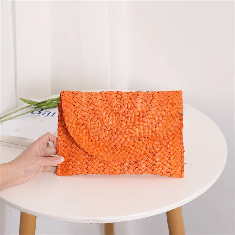 Pochette en paille tressée femme, rabat aimanté, huit coloris, orange