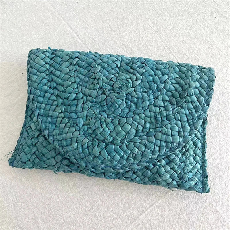 Pochette en paille tressée femme, rabat aimanté, huit coloris, bleu