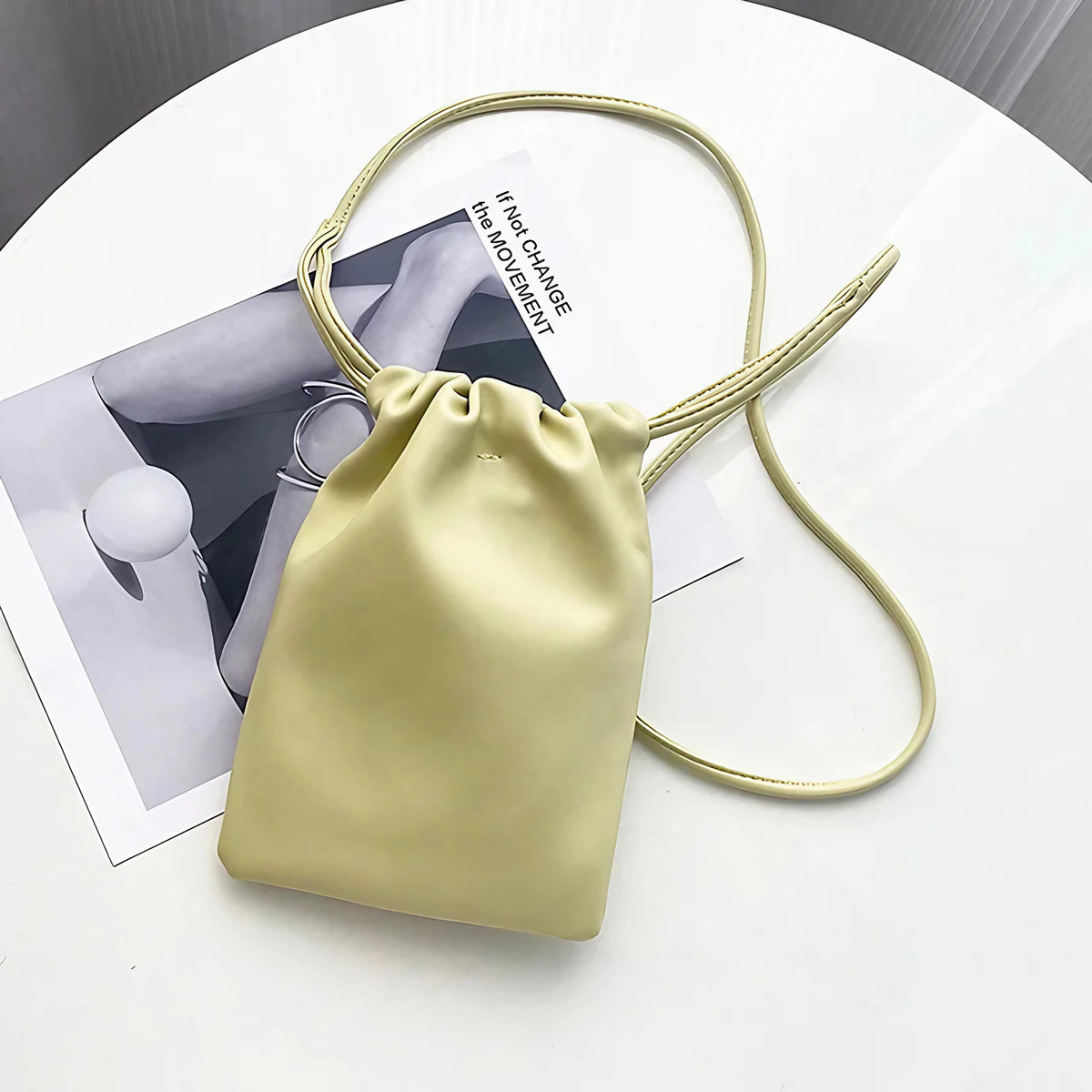 Pochette téléphone bandoulière femme à cordon, sept coloris, jaune crème