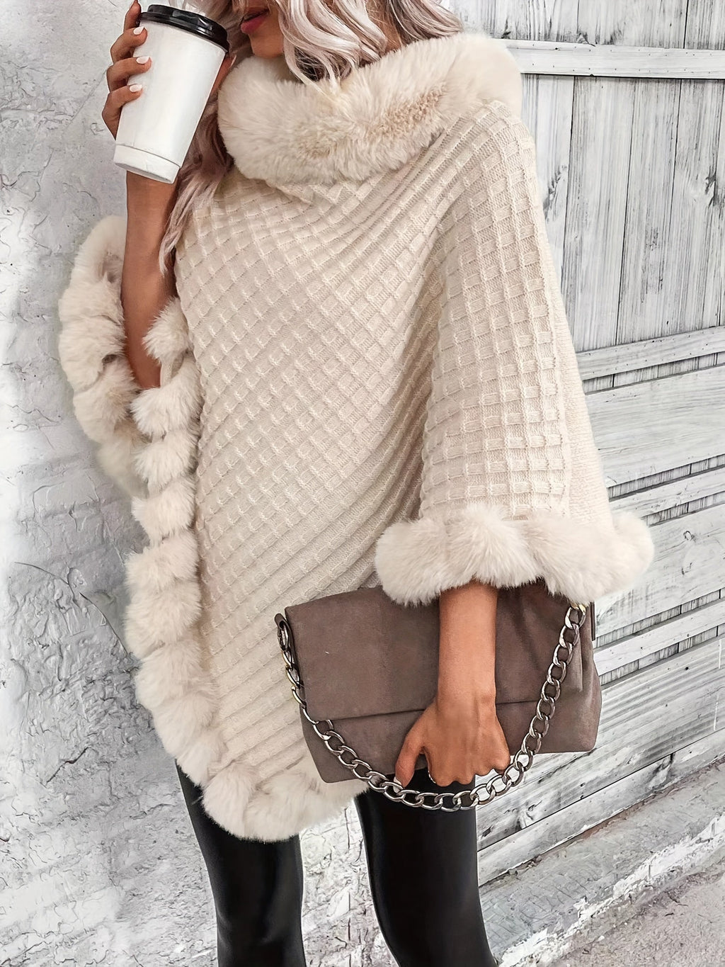 Poncho tricoté femme à col montant et bordures en fourrure, beige