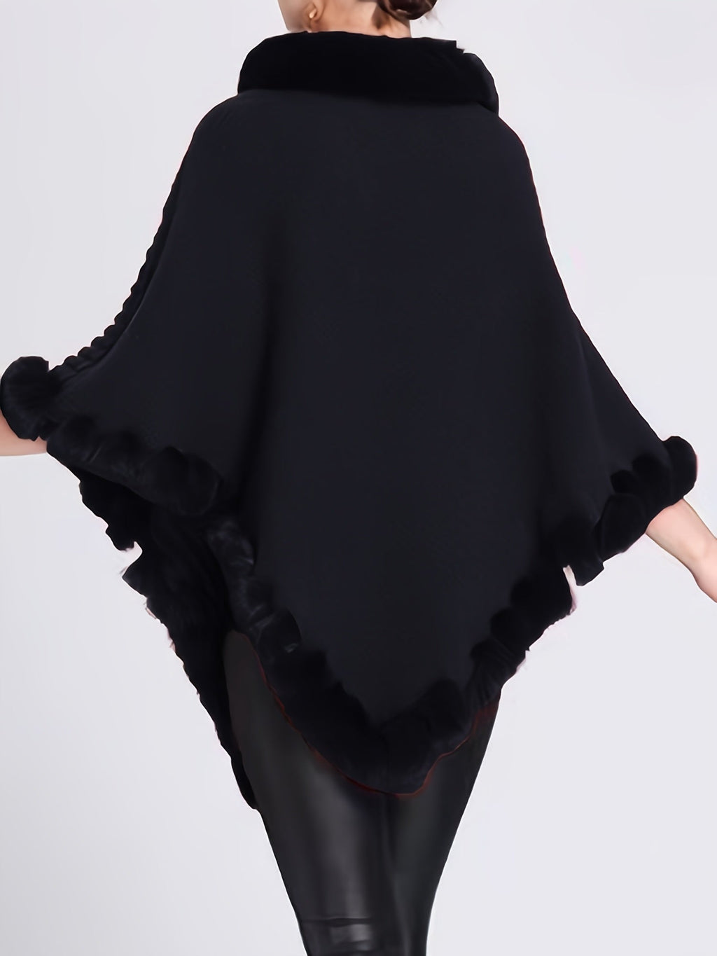 Poncho tricoté femme à col montant et bordures en fourrure