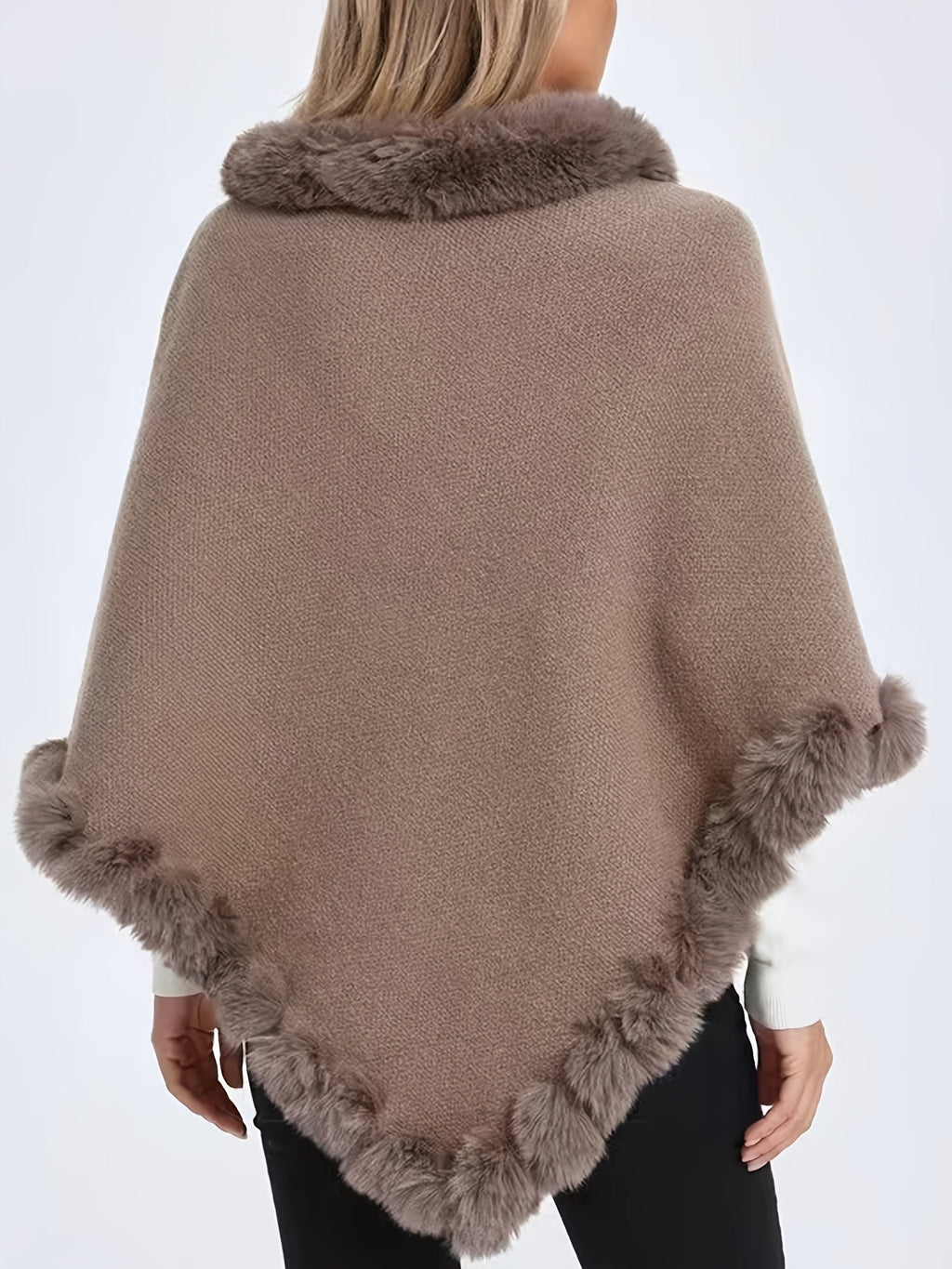 Poncho tricoté femme à col montant et bordures en fourrure