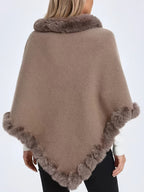 Poncho tricoté femme à col montant et bordures en fourrure