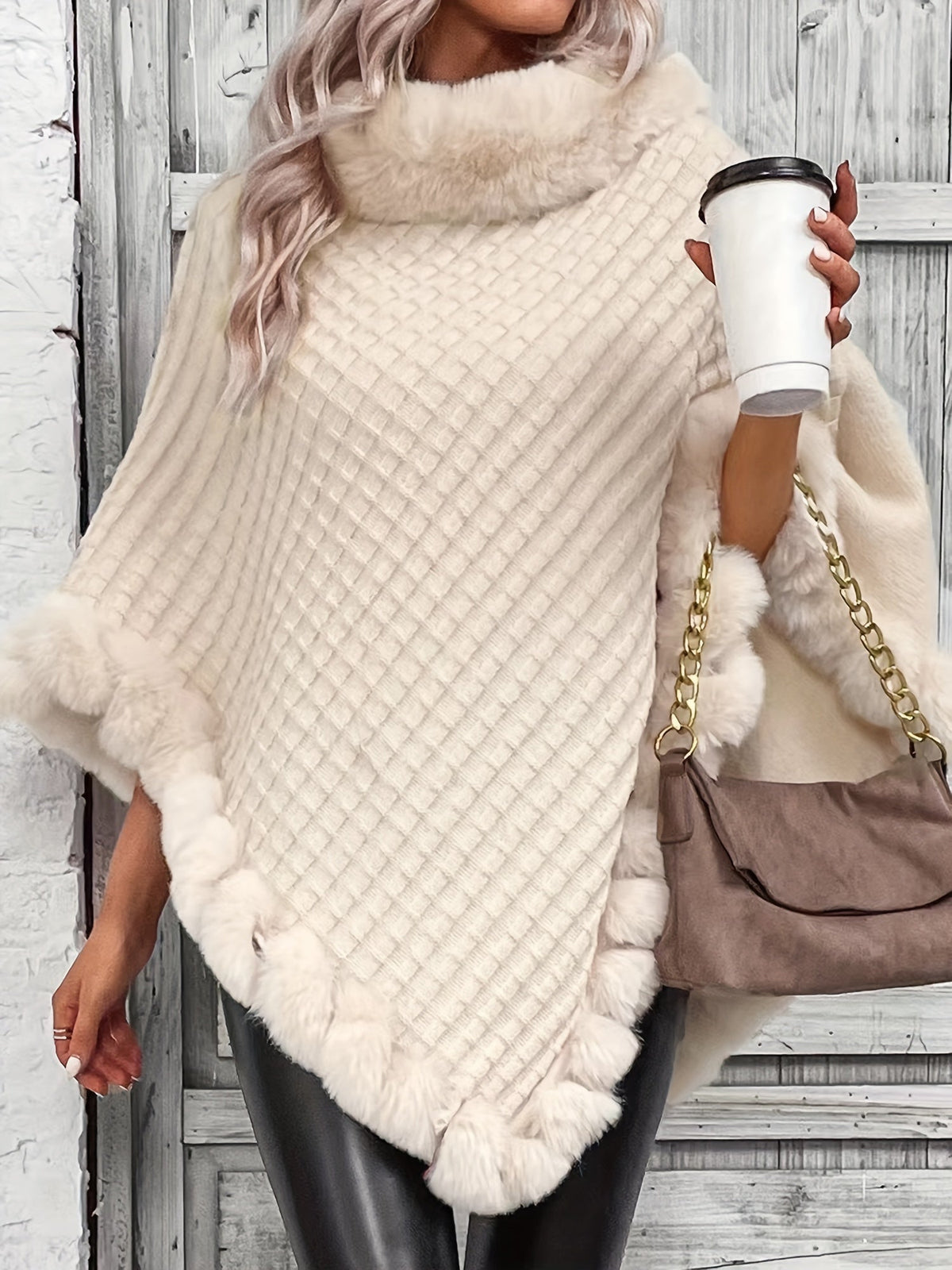 Poncho tricoté femme à col montant et bordures en fourrure