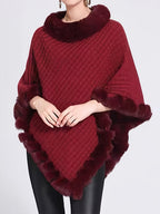 Poncho tricoté femme à col montant et bordures en fourrure, bordeaux