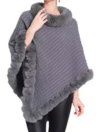 Poncho tricoté femme à col montant et bordures en fourrure, gris