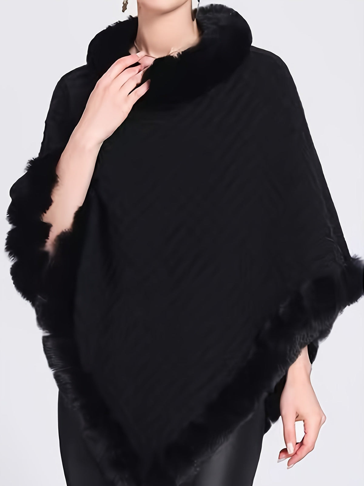 Poncho tricoté femme à col montant et bordures en fourrure, noir