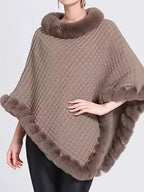 Poncho tricoté femme à col montant et bordures en fourrure, chameau