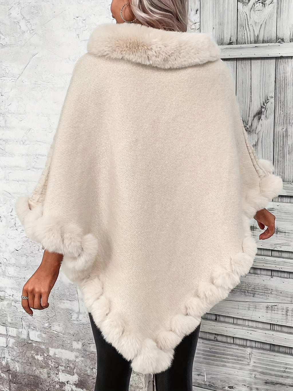 Poncho tricoté femme à col montant et bordures en fourrure