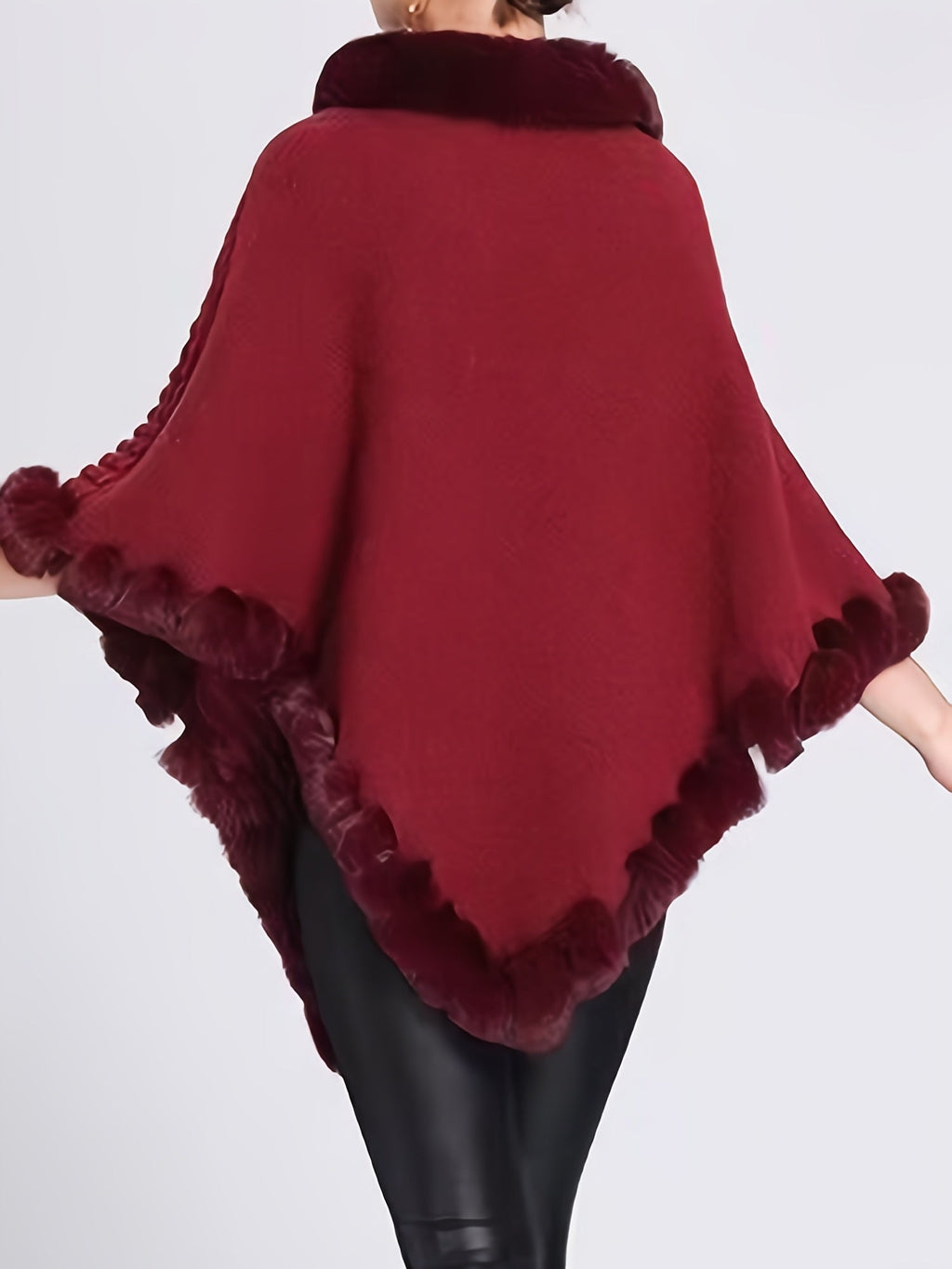 Poncho tricoté femme à col montant et bordures en fourrure