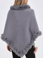 Poncho tricoté femme à col montant et bordures en fourrure