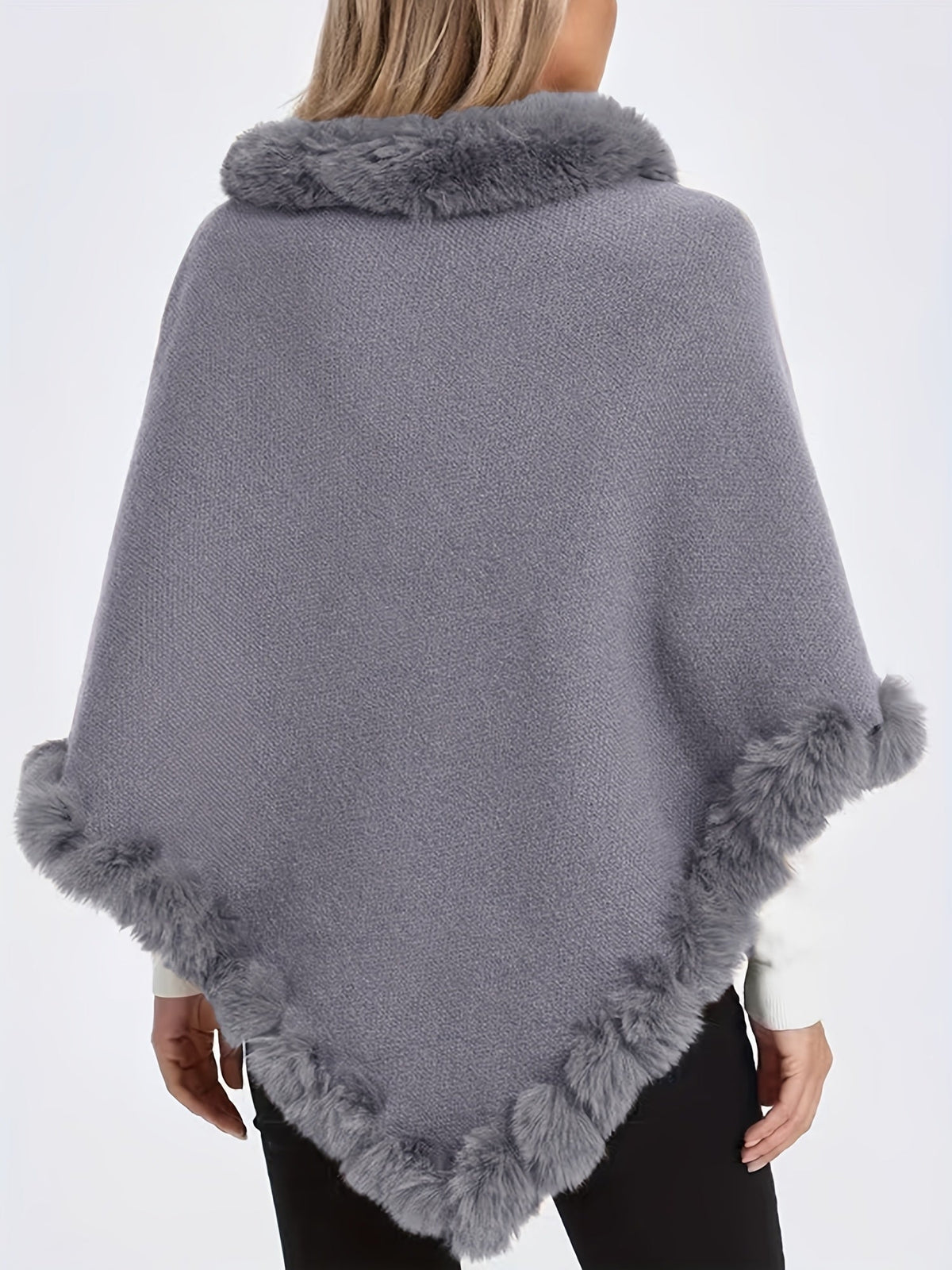 Poncho tricoté femme à col montant et bordures en fourrure