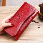 Portefeuille femme en cuir souple, fleur gravée, six coloris, rouge