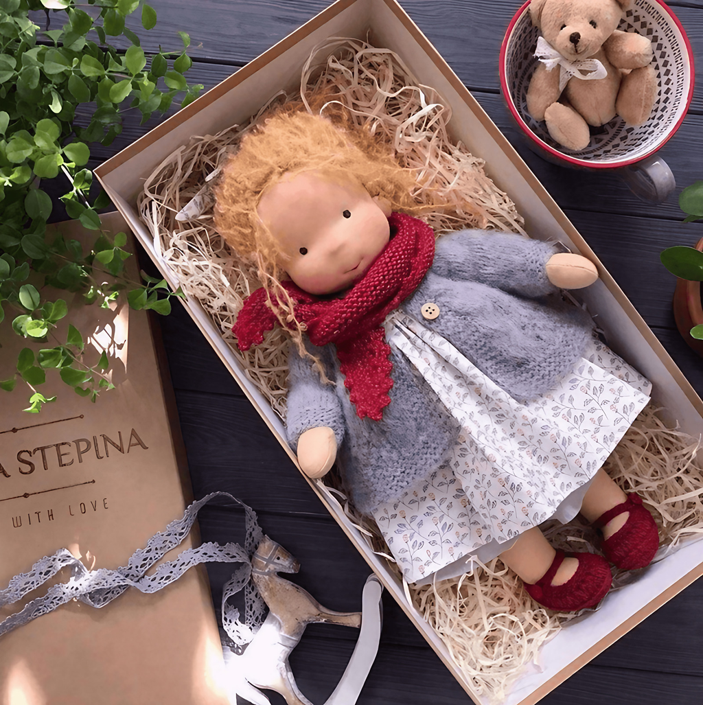 Poupée en tissu style Waldorf pour enfant, dès 3 ans, sept coloris, rouge