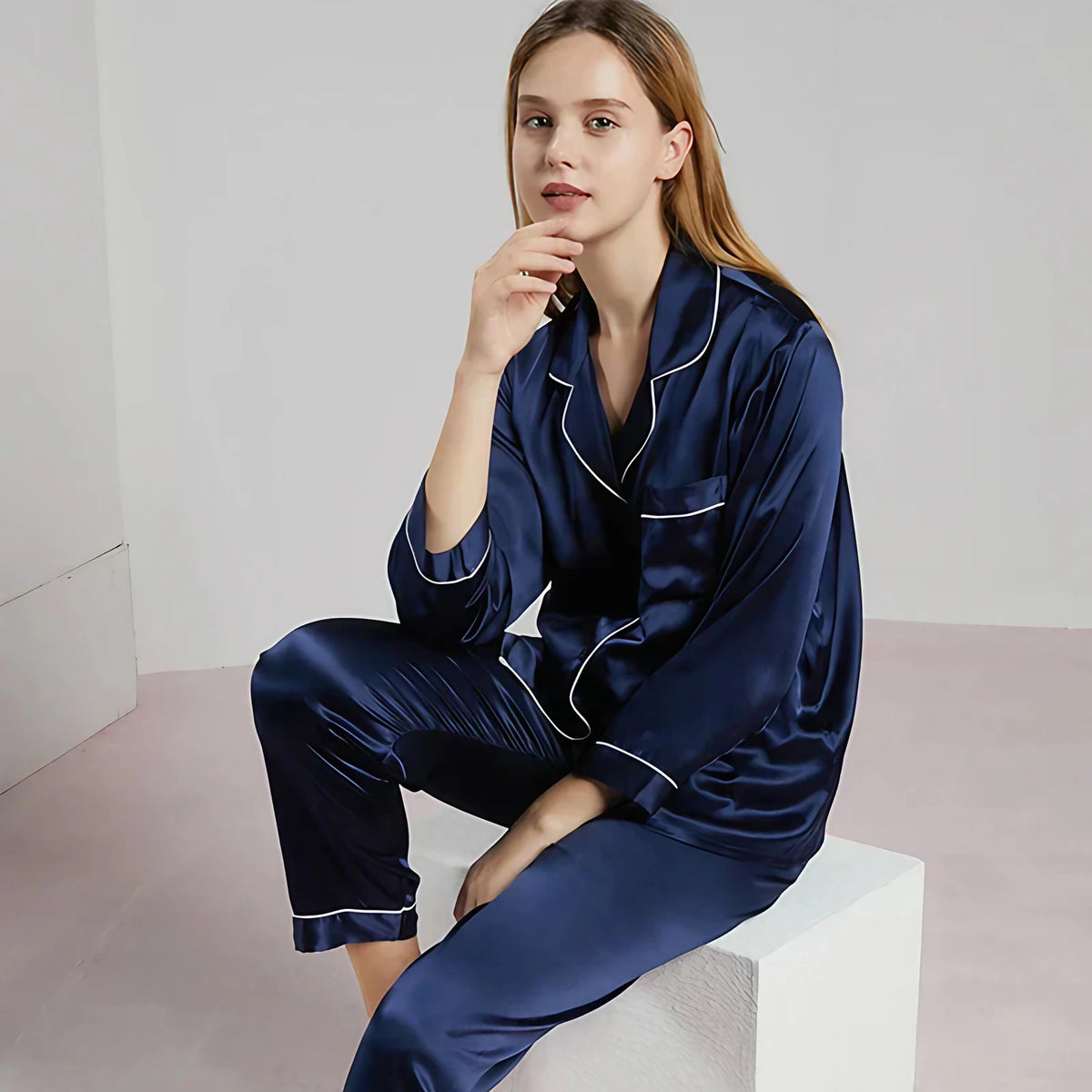 Pyjama en satin femme, chemise boutonnée et pantalon, six coloris, bleu marine