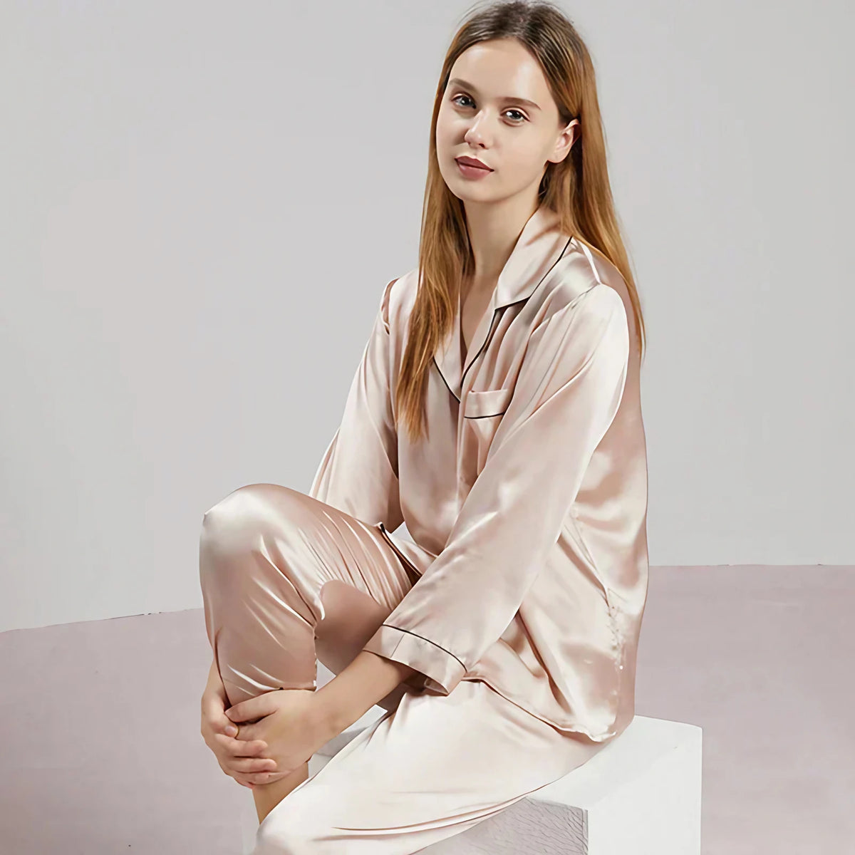 Pyjama en satin femme, chemise boutonnée et pantalon, six coloris, abricot