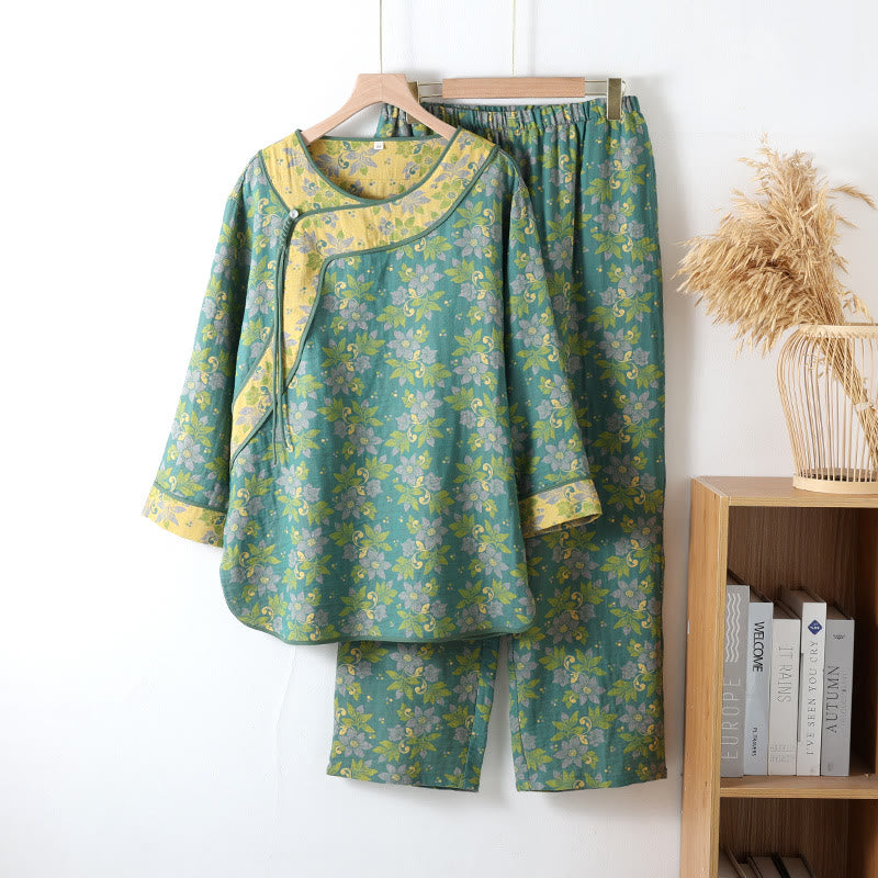 Pyjama femme en gaze de coton fleurie, chemise à boutons et pantalon, vert