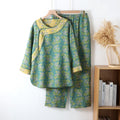 Pyjama femme en gaze de coton fleurie, chemise à boutons et pantalon, vert