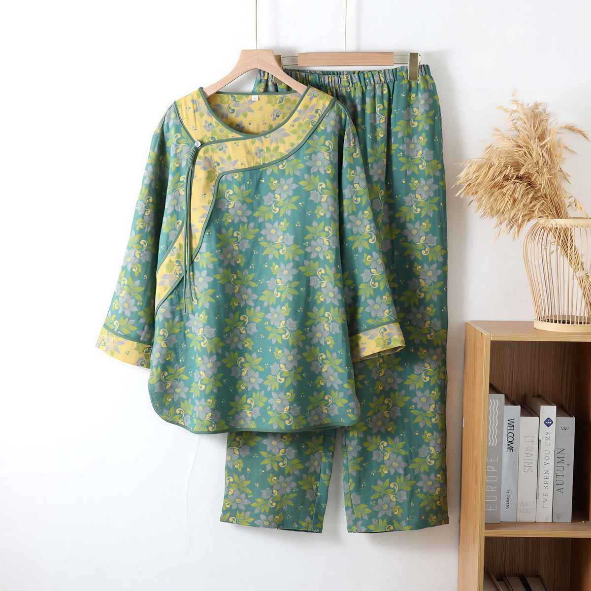 Pyjama femme en gaze de coton fleurie, chemise à boutons et pantalon, vert