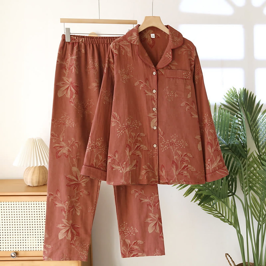 Pyjama femme deux pièces à col à revers, motif fleuri discret, rouge brique