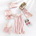 Pyjama satiné femme cinq pièces à dentelle, avec robe de chambre, or rose