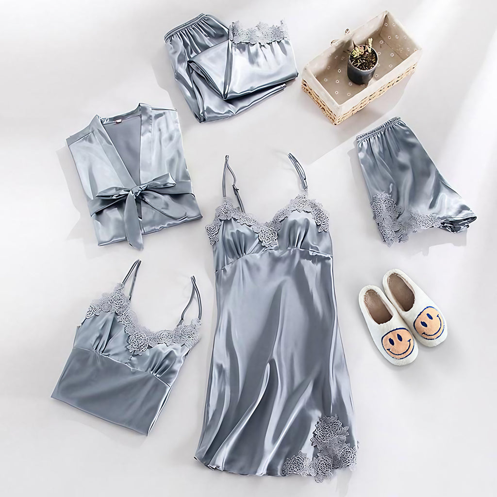 Pyjama satiné femme cinq pièces à dentelle, avec robe de chambre, argenté