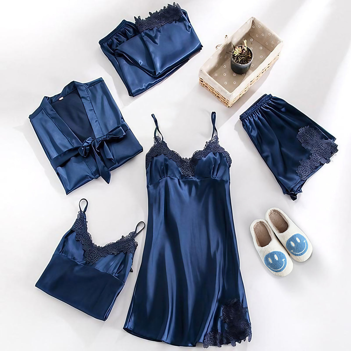 Pyjama satiné femme cinq pièces à dentelle, avec robe de chambre, bleu