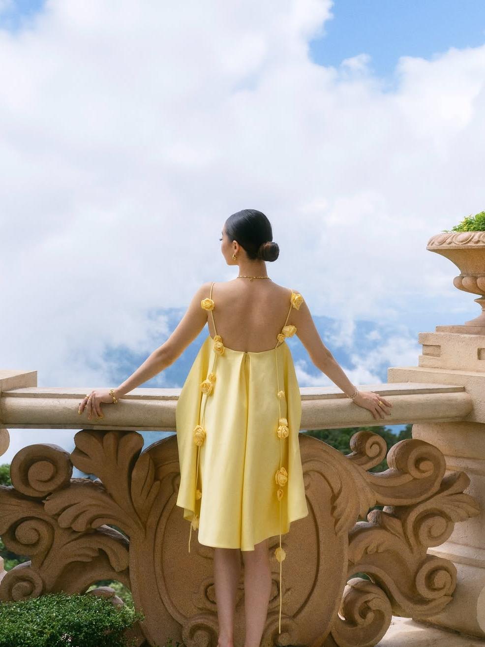 Robe courte trapèze jaune à bretelles roses en relief