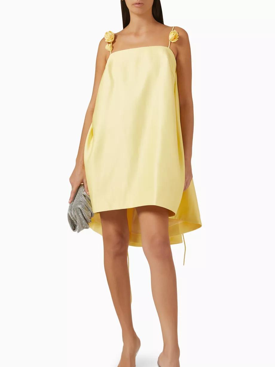Robe courte trapèze jaune à bretelles roses en relief