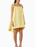 Robe courte trapèze jaune à bretelles roses en relief