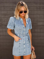 Robe courte bleue femme ceinturée, boutonnée devant