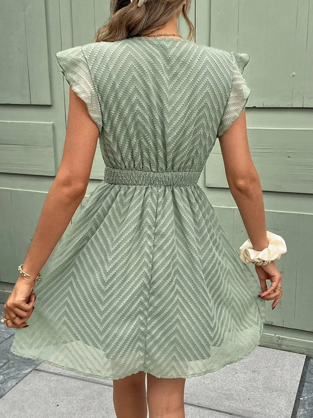 Robe d'été courte femme à bordures crochetées, col V