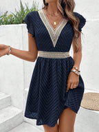 Robe d'été courte femme à bordures crochetées, col V, bleu foncé