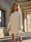 Robe de cocktail courte blanche, manches longues à plumes, blanc