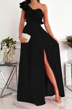 Robe de cocktail épaules dénudées à volants, fente à l'ourlet, noir