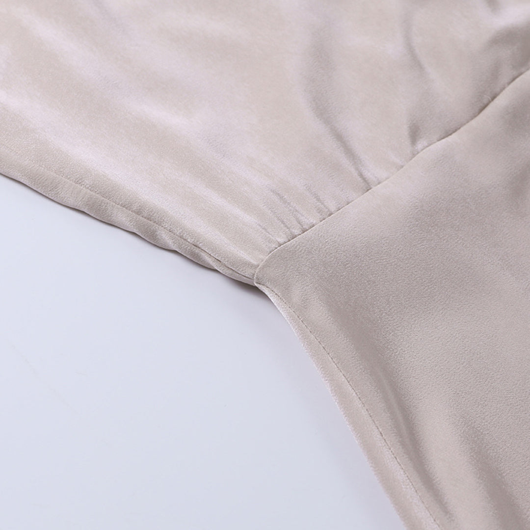 Robe longue de soirée à décolleté croisé et fente latérale