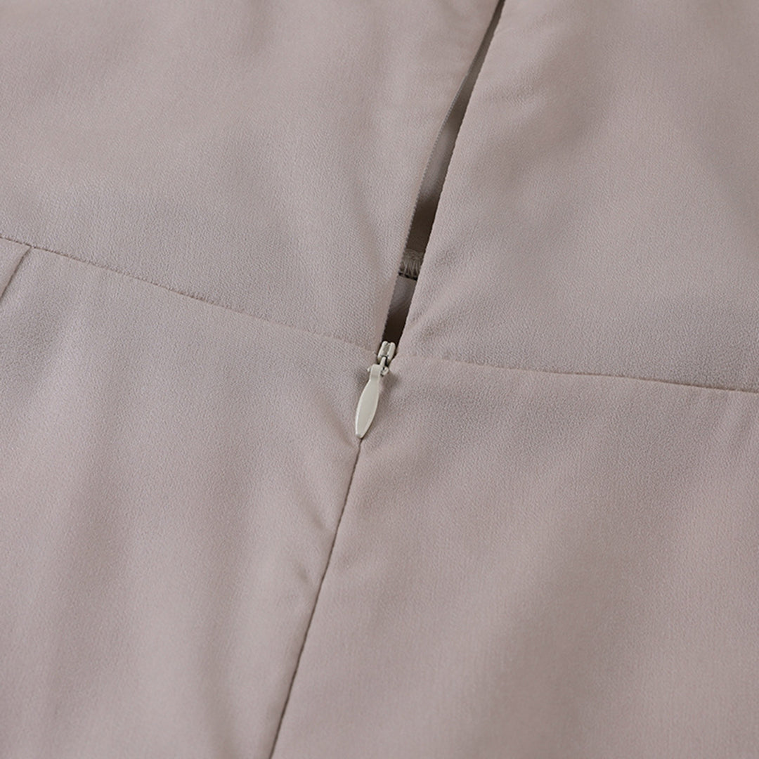 Robe longue de soirée à décolleté croisé et fente latérale