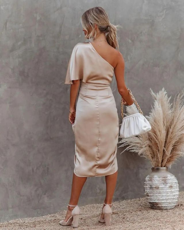 Robe de soirée longue en dentelle brodée, coupe ajustée
