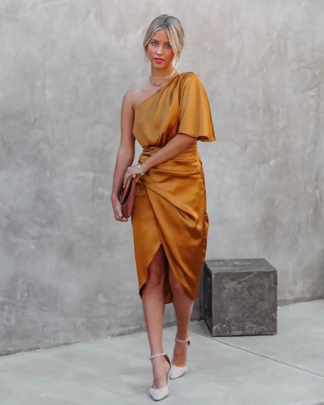 Robe de soirée longue en dentelle brodée, coupe ajustée