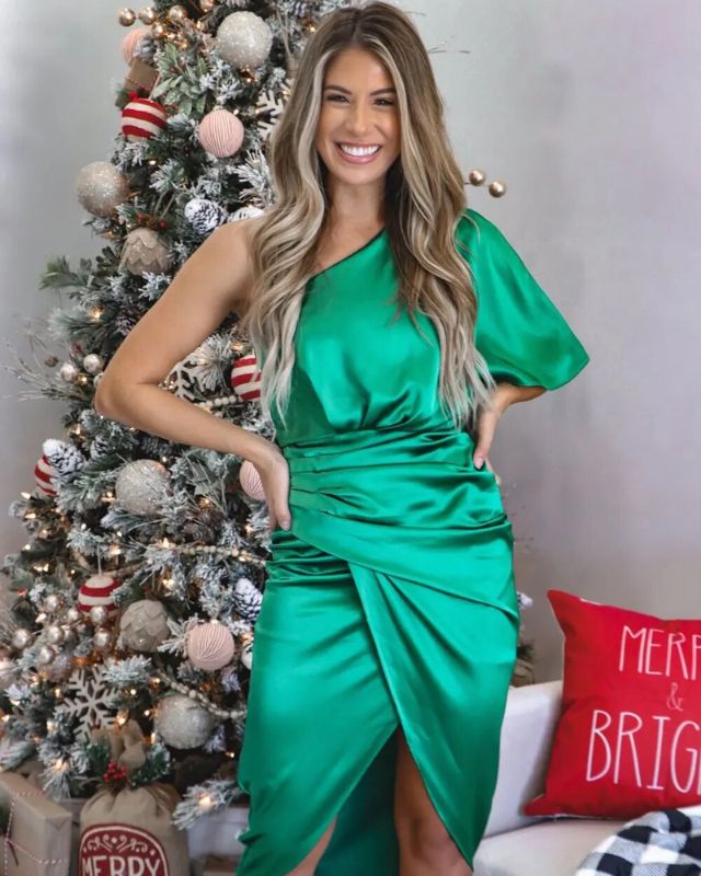 Robe de soirée longue en dentelle brodée, coupe ajustée