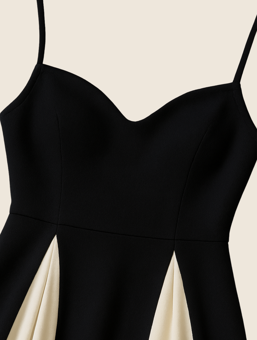 Robe de soirée noire à corsage structuré et jupe fluide