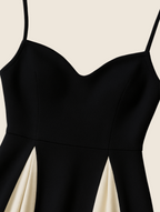 Robe de soirée noire à corsage structuré et jupe fluide
