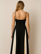 Robe de soirée noire à corsage structuré et jupe fluide