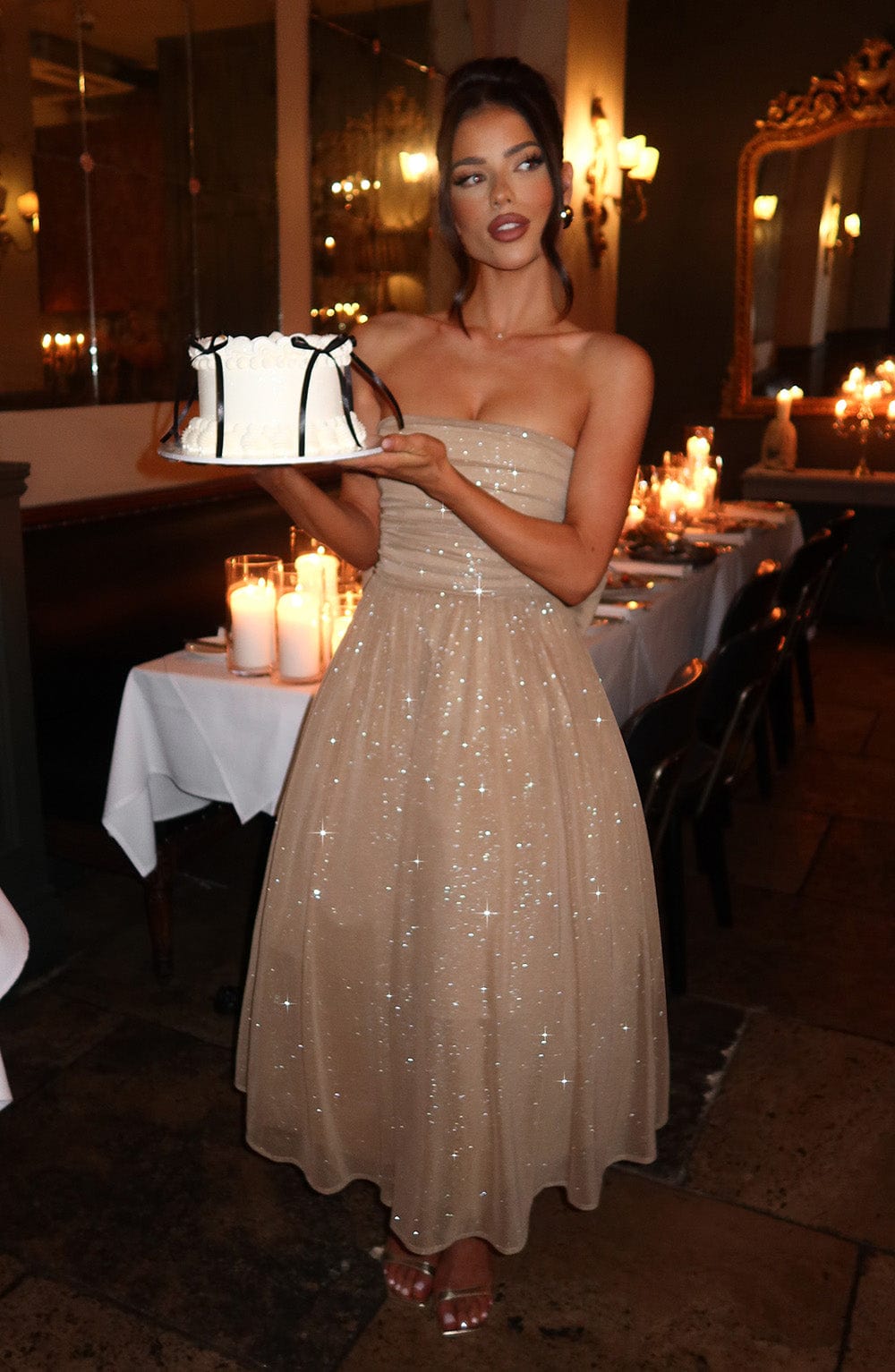 Robe de soirée mi-longue sans bretelles, cintrée, reflets dorés