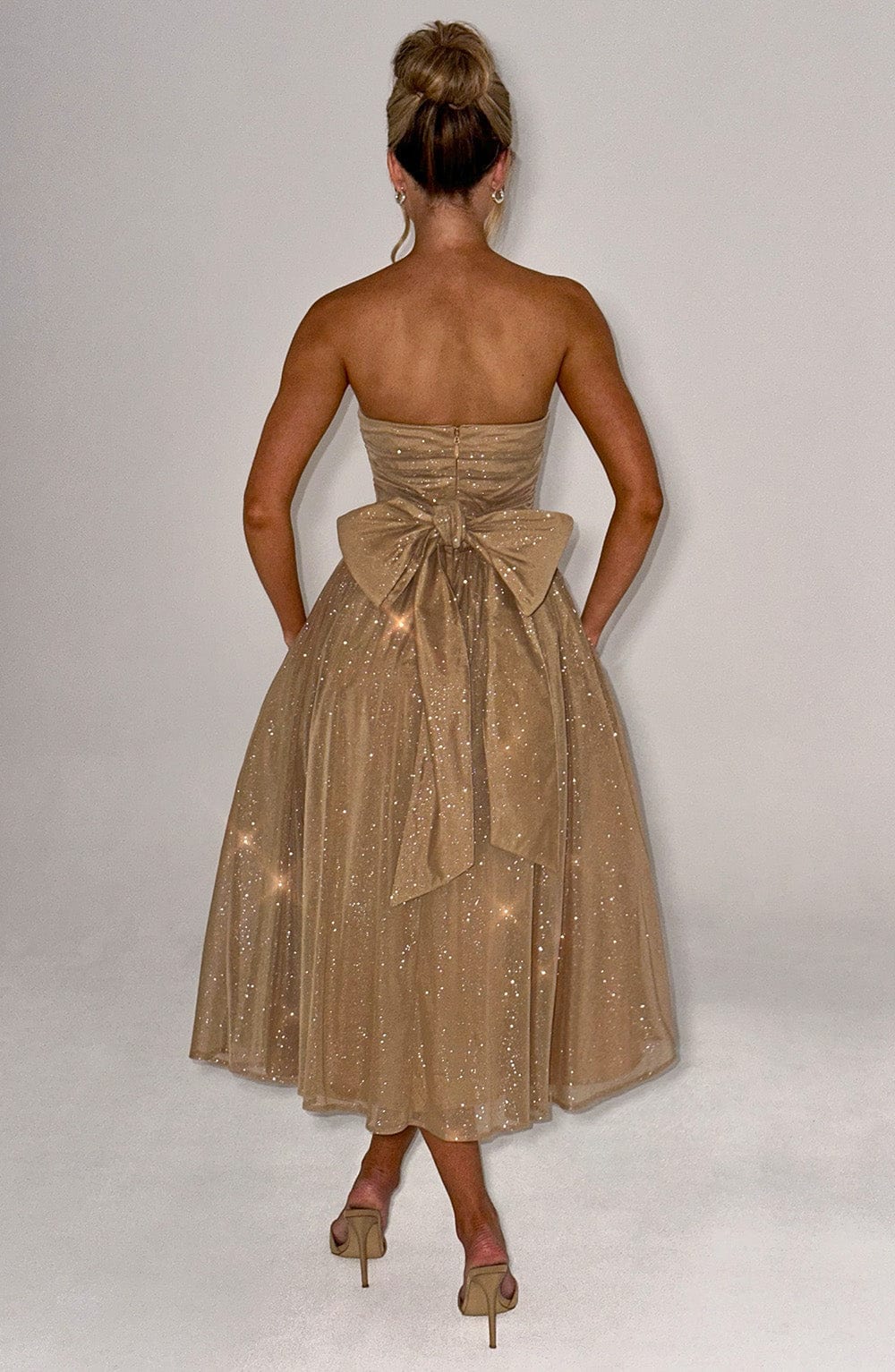 Robe de soirée mi-longue sans bretelles, cintrée, reflets dorés